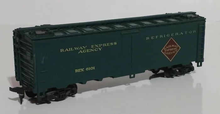 Athearn 1609 HO Scale 40′ Steel Reefer (Blue Box Kit) REX 6119 – NOS