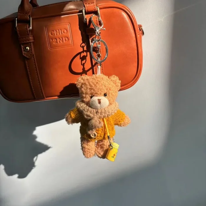 Breloque ours en peluche en forme de pull jaune moutarde