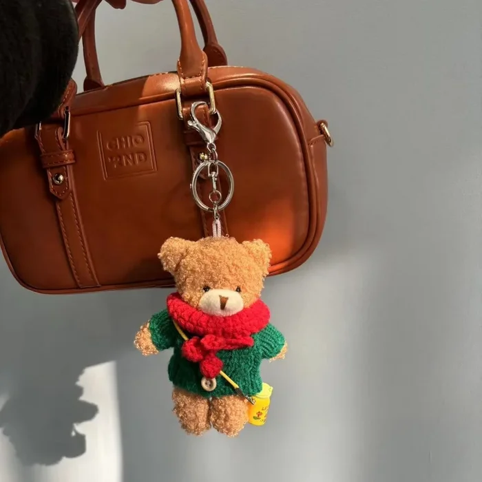 Breloque ours en peluche en forme de pull vert