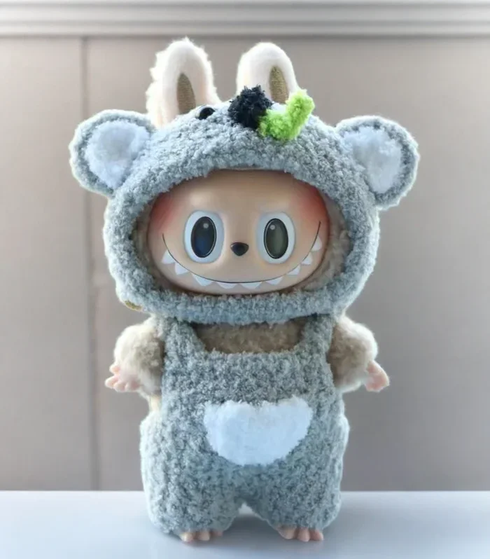 Labubu コアラコスチュームセット – ふわふわグレーの着ぐるみ 耳付き (17cm)