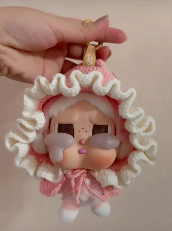 Tenue « Bonnet rose pleurnichard » : capuche en crochet avec volant blanc